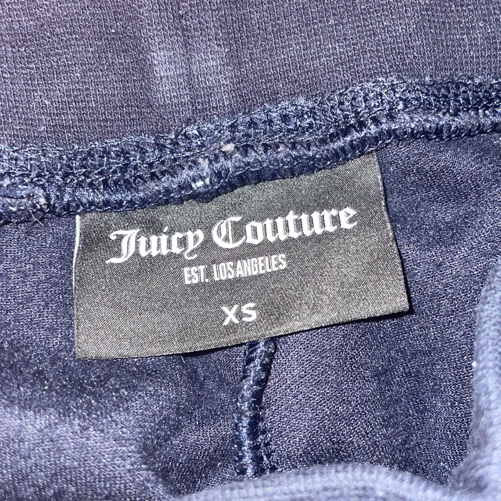 Jättefina mörkblå juicy couture byxor köpta från butik har haft på mig de några gånger betalade 1099kr för de!  Bra skick priset kan diskuteras . Jeans & Byxor.