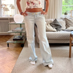 Jeans!  - Snygga jeans!  MIDJEMÅTT:84cm INNERBENSLÄNGDEN:82cm
