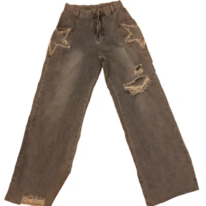 Cargo pants med stjärnor fickor  - Ett par oanvända Cargo byxor säljer för 100kr billigare än original priset i jätte bra skick och jätte fina!