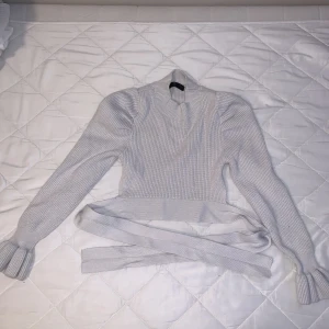 Tröja med öppen rygg - En sjuk sjukt fin ”magtröja” med öppen rygg som går o knyta där bak som är för liten för mig. Sjukt bekväm att ha på sig den, använd bara en gång. Har sjukt fina detaljer. 