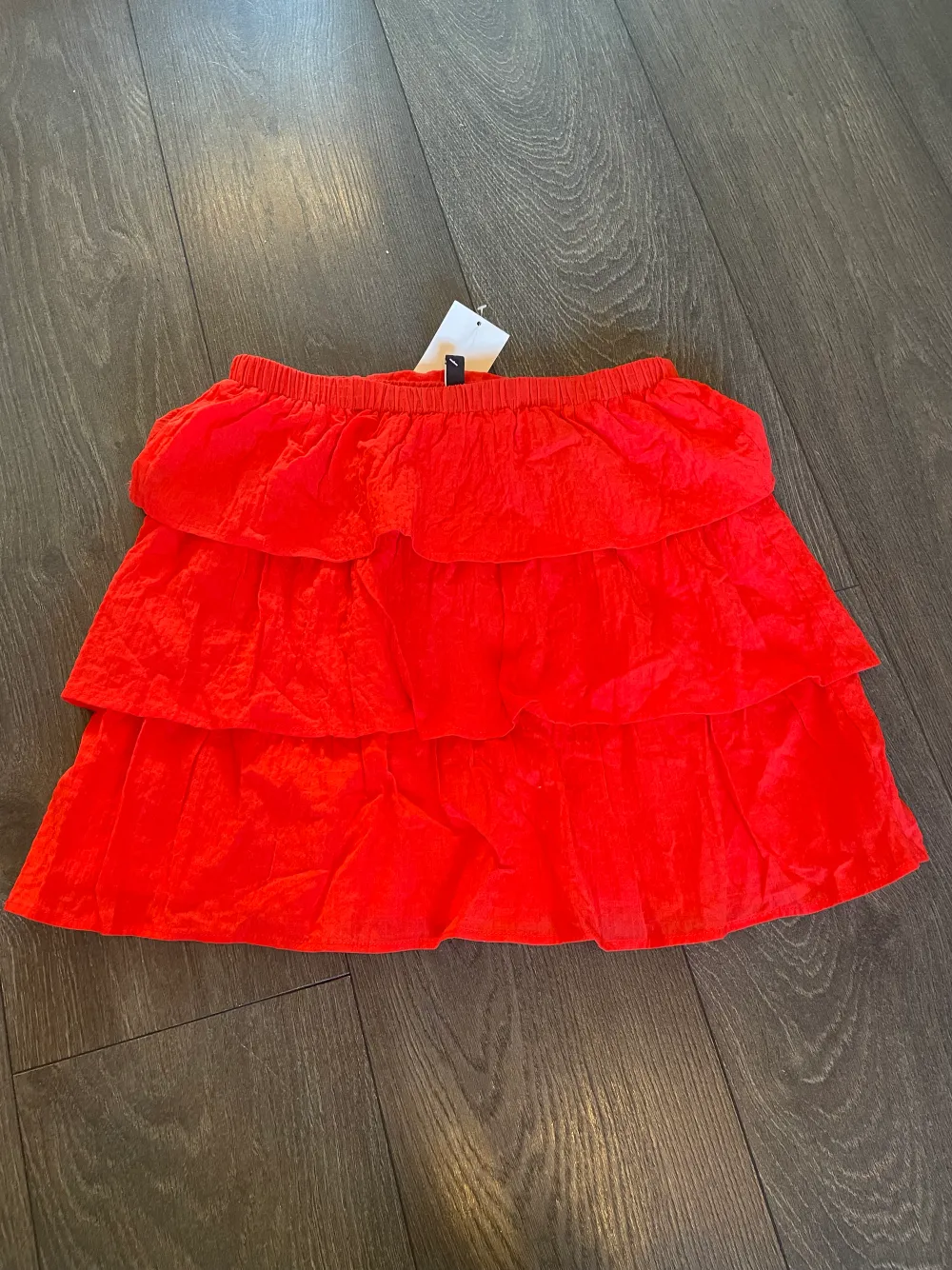 Röd söt kjol från H&M i storlek xs. Den är helt oanvänd med prislappen kvar. 60kr + frakt💞. Kjolar.