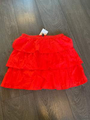 Röd söt kjol från H&M i storlek xs. Den är helt oanvänd med prislappen kvar. 60kr + frakt💞