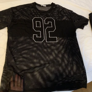 Nät klänning - En klänning som du kan ha till stranden eller bara allmänt när du har ett par shorts. Genomskinlig, kolla första bilen till vänster.