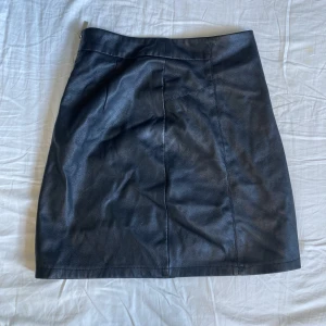 Skinnkjol - Snygg kort skinnkjol S