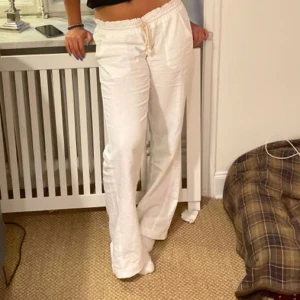 Roxy linnebyxor - Säljer roxy linnebyxorna i storlek Xs, för 500kr! De är lite slitna längst ner på byxorna