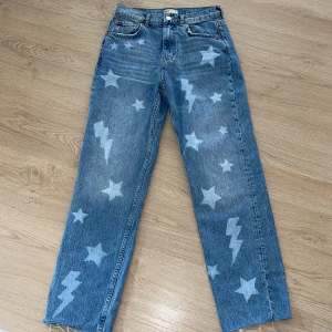 Målade jeans från Ginatricot  - Säljer mina egenmålade jeans från Ginatricot ❤️‍🩹 supercoola byxor i storlek 36