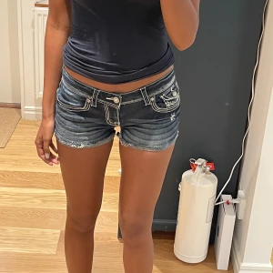 Jeansshorts med design på ficka - Säljer dessa jättefina lågmidjade jeans med cool design på bakfickorna