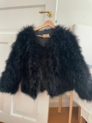 Fjäderjacka - Endast använd en gång. Fin fjäderjacka från wos.  Frakt står köpare för. 