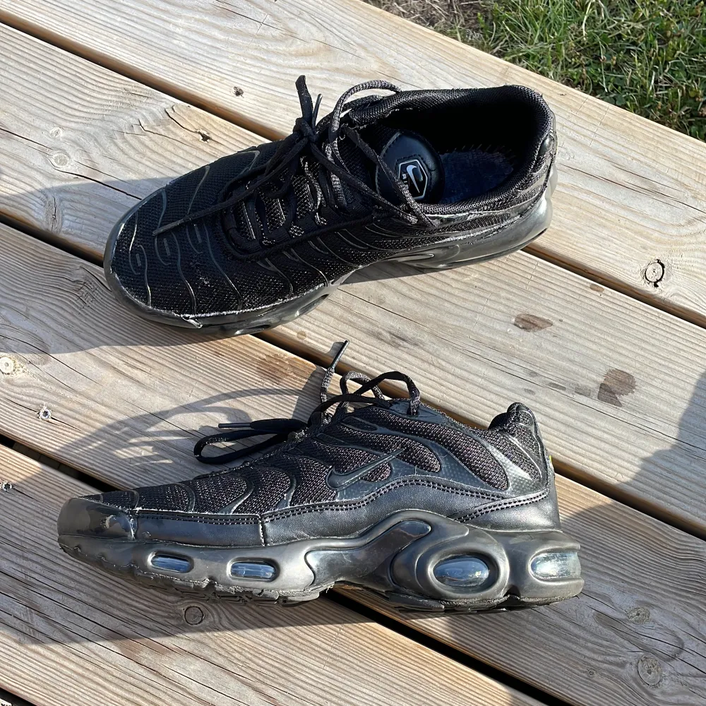 Svarta Nike skor strl 40 (25cm invändigt) i rätt bra skick. Ett litet jack på framsidan av höger sko (se bild 3) men inte riktigt nåt man lägger märke till.. Skor.