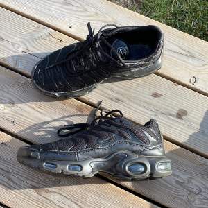 Svarta Nike skor strl 40 (25cm invändigt) i rätt bra skick. Ett litet jack på framsidan av höger sko (se bild 3) men inte riktigt nåt man lägger märke till.