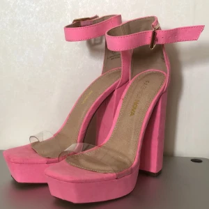 Klackskor - Helt oanvända och i fint skick. Ca 10 cm klack. 