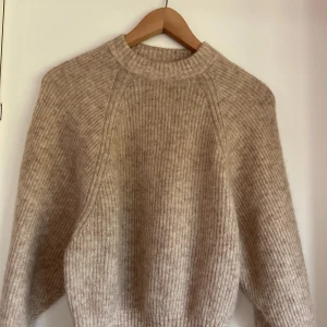 beige stickad tröja - beige stickad tröja från märket ”mohair/ woolblend”. 