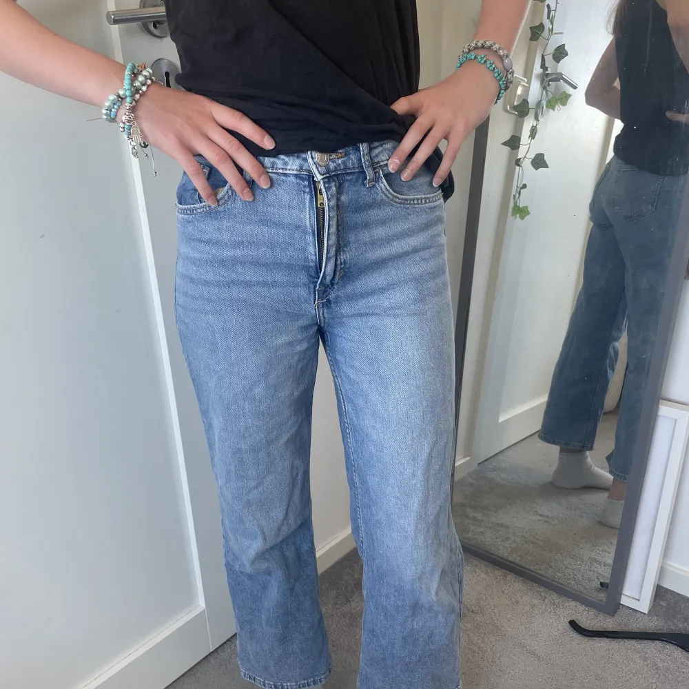 Dessa jeans är så himla sköna! Dom är högmidjade och vida! Så snygga! Men nu är dom lite för korta! Jag är 1,62 på bilden🫶🏻. Jeans & Byxor.