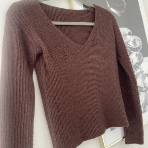 Brun tajt stickad tröja  - Jätte fin brun tajt stickad tröja, använd ca 2 gånger så typ som ny, storlek Xs🌸
