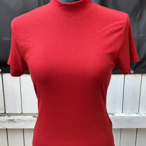 Toppar från New Yorker säljes  - Fina polotoppar från New Yorker säljes.  Grön använd 2 gånger, blå och röd oanvänd (som nya).  Grön pris 50 kr,  resten 70 kr st. 