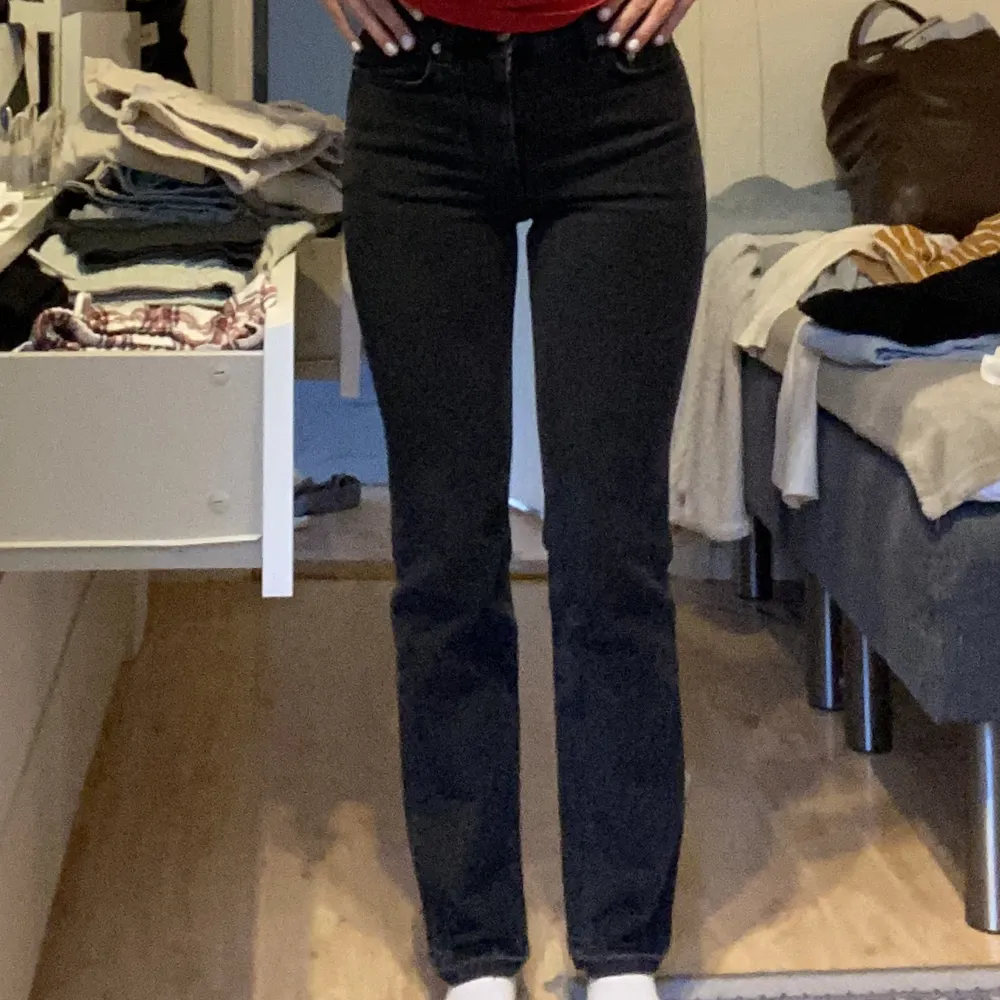 Ett par svarta jeans ifrån self cinema i storlek 24🖤 aldrig använda. Jag är 162cm lång som referens! Köparen står för frakten!. Jeans & Byxor.