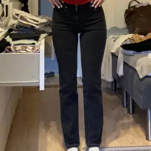 Ett par svarta jeans ifrån self cinema i storlek 24🖤 aldrig använda. Jag är 162cm lång som referens! Köparen står för frakten!