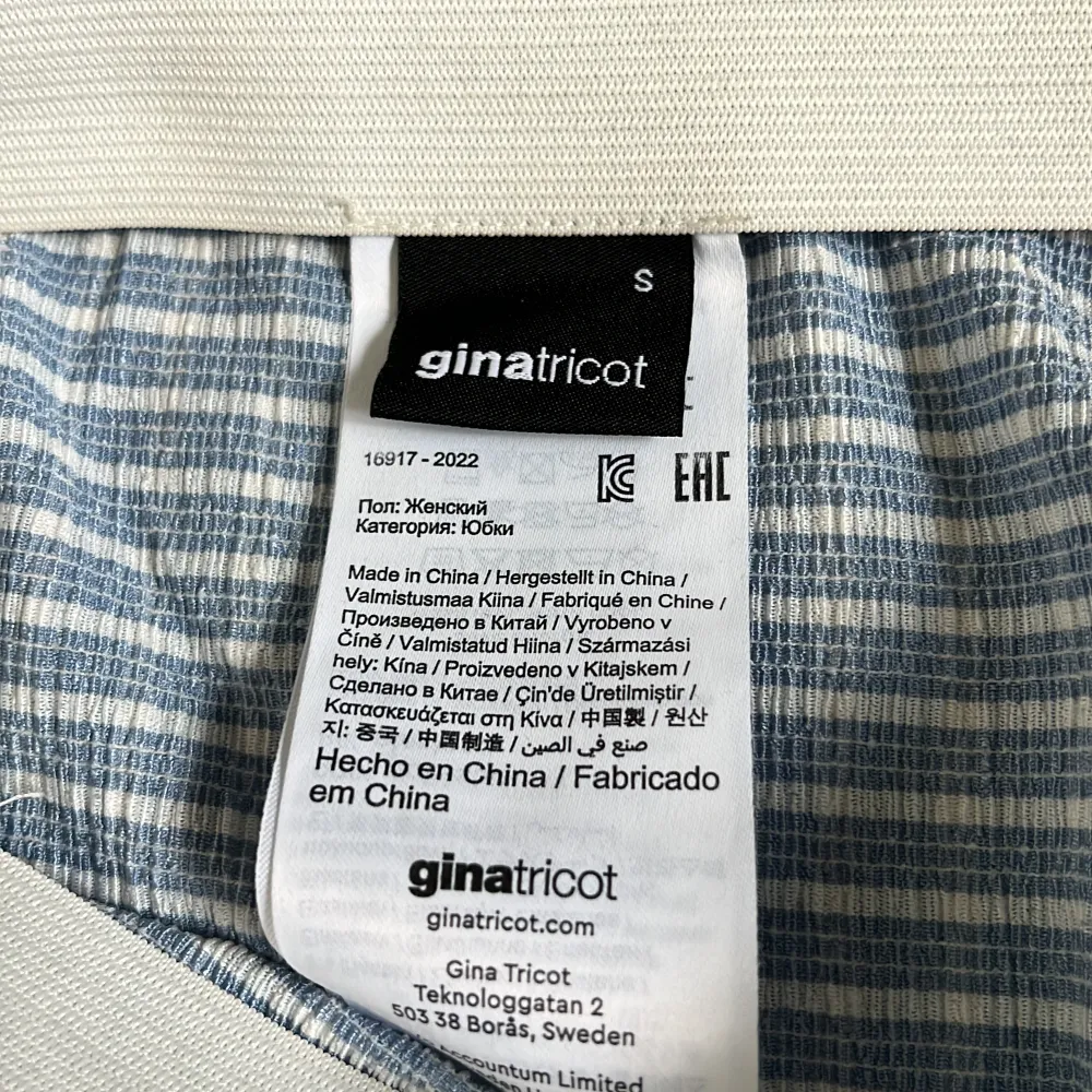 Säljer min kjol från Gina tricot då den inte kommer till användning. Den har resår i midjan så den sitter åt bra. Den är i nyskick och använd fåtal gånger. . Kjolar.
