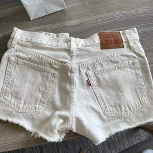 Vita shorts från Levi’s i stl w26. Fint skick, aldrig använda