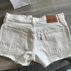 Levi’s shorts - Vita shorts från Levi’s i stl w26. Fint skick, aldrig använda