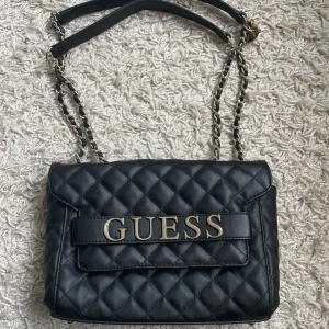Guess väska - Hej jag säljer min helt oanvända fina guess handväska som jag fick i födelsedagspresent. Den är i nyskick och jag säljer den pga att den inte riktigt va min stil tyvärr.