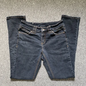 Jeans - Tänkte sälja dom här jeansen för att dom passar inte mig. Dom är i fint skick och knappt använda :) skriv till mig för mer information 