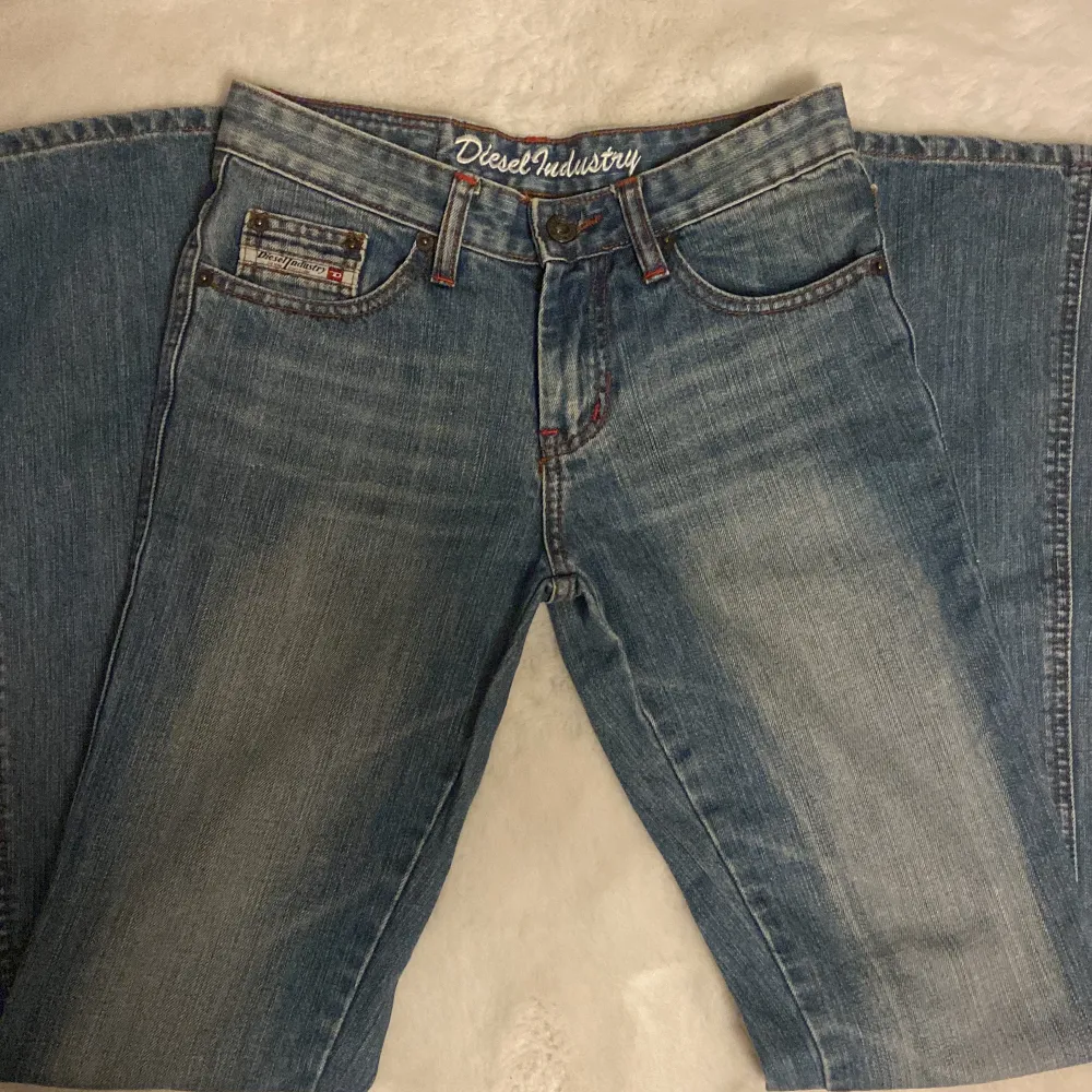 Har ett par jätte snygga diesel industri jeans i fint skick. Köpte de på Plick för ett tag sedan men de va lite små på mig. Har vanligtvis storlek s men jag skulle beskriva byxorna som xs. Måttet är 26 men jag upplever att de är lite mindre. . Jeans & Byxor.