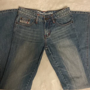 Lågmidjade diesel jeans - Har ett par jätte snygga diesel industri jeans i fint skick. Köpte de på Plick för ett tag sedan men de va lite små på mig. Har vanligtvis storlek s men jag skulle beskriva byxorna som xs. Måttet är 26 men jag upplever att de är lite mindre. 