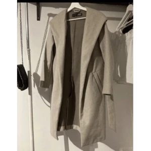 Zara kappa - Säljer denna zara kappa i storlek xs. Så fin och perfekt nu till höst/vintern❤️. 