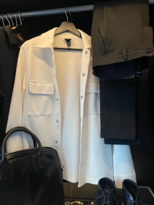 VIT OVERSHIRT HM - Stilren vitbeige overshirt från H&M. Perfekt skick.