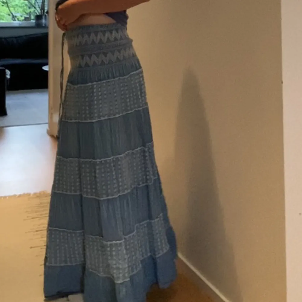 Säljer min super fina maxi skirt som jag köpte för länge sedan. Den är blå och jag år 168 lång & vanligtvis M men den funkar s-L . Kjolar.