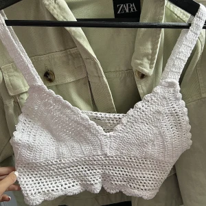 Virkad topp - Säljer nu den här älskade virkade toppen från Nelly i strl S som aldrig är använd då den är lite stor på mig! Nypris är 400 kr & mitt pris 180 kr🤍 använd gärna köp nu!!💕