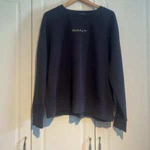 Gant collage tröja  - En marinblå collegetröja ifrån Gant. Är i storlek xxl, skulle doxk säga att den är liten i storlek 