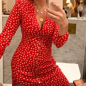 Adoore klänning  - Röd superfin adoore klänning i storlek 38! Som ny använd ett fåtal gånger, kan gå ner i pris vid snabb affär.