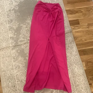 Kjol med slits  - Lång kjol med slits.  Stretch material  Storlek xs. Men passar en S 