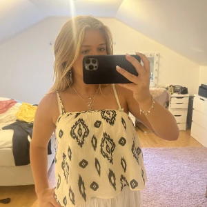 Topp - SÅ FIN topp från zara ja köpte nyss. Helt oanvänd. 