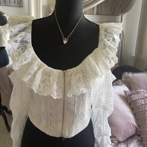 Spets topp - Säljer denna jättefina somriga spets toppen i storlek M från märket May passar till linnebyxor eller en lång vit kjol 💕helt oanvänd prislapp kvar i nyskick 