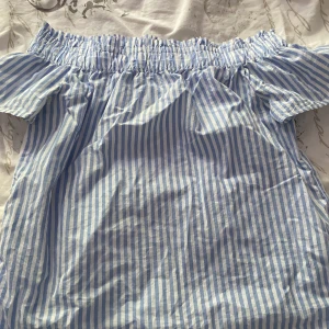 Randig tröja - Gullig sommar topp perfekt nu till sommaren!💕aldrig använt!