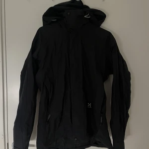 Haglöfsjacka  - Säljer min absoluta favorit jacka då den tyvärr blivit för liten för mig som är runt 173, bra skick och passar i de flesta väder.❤️nypris 2500kr