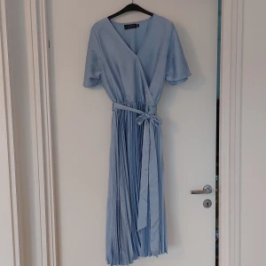 Blå klänning  - Använd en gång, jättefin klänning! Tyvärr den är bara aingen för stor för mig så säljer bort..