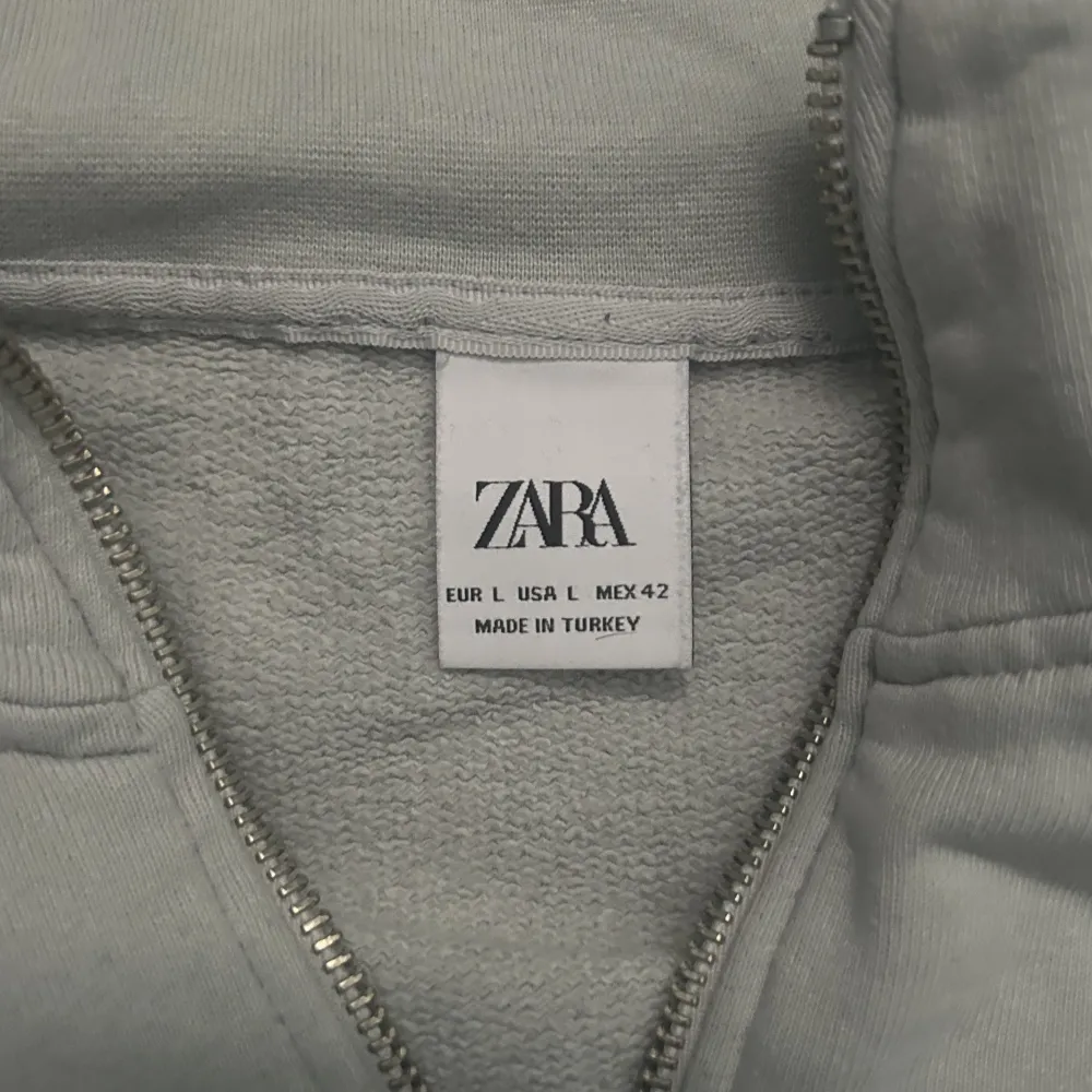 En ljusblå/turkos half zip hoodie från Zara till herr Strl L. Använd någon gång men i mycket bra skick.. Tröjor & Koftor.