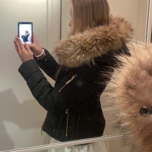 Hollies Jacka - Säljer nu min superfina Hollies jacka i fint skick!💖✨Nypris runt 2000, säljer för 400.