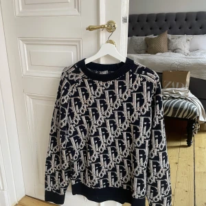 Dior sweatshirt  - Säljer nu av en Dior sweatshirt Skick: DSWTS 10/10 Storlek: medium   Tags tillkommer  Tar bud  