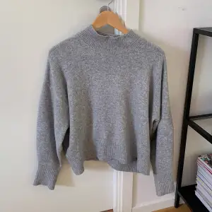 En grå stickad tröja från H&M. En av mina favo tröjor men som tyvärr inte kommer till användning längre, välanvänd men i gott skick. 🌸🌸Pris: 100+frakt 
