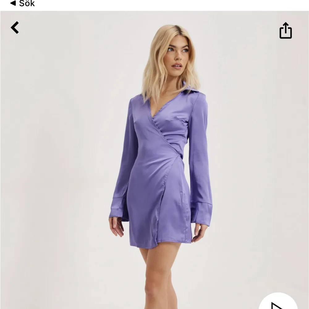 Säljer denna superfina klänningen från Nelly. Den är helt oanvänd eftersom den inte passar. Köpt för 399kr men säljer för 150kr!💕. Klänningar.