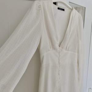 En vit klänning använd en gång till min egna mottagning, ganska stilren och enkelt i storlek 36.