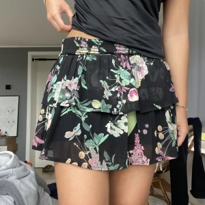 Volangkjol  - Volangkjol från Kappahls barnavdelning men i stor storlek! Står 158/164 i lappen vilket motsvarar en S, skriv vid intresse💕