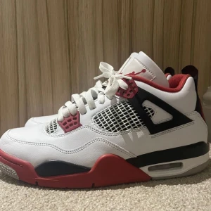Jordan 4 ”fire red” - använda 1-2 gånger storlek 46 inget kvitto tyvärr 