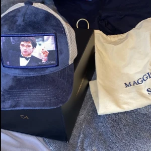 Maggiore keps - Säljer min Maggiore keps i ett helt nytt skick, knappt använt kepsen, box, påse och tvitto finns 