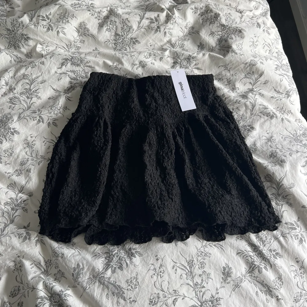 Säljer nu en helt ny oanvänd kjol från Gina Tricot i storlek Xs då den aldrig kommer till användning. . Kjolar.